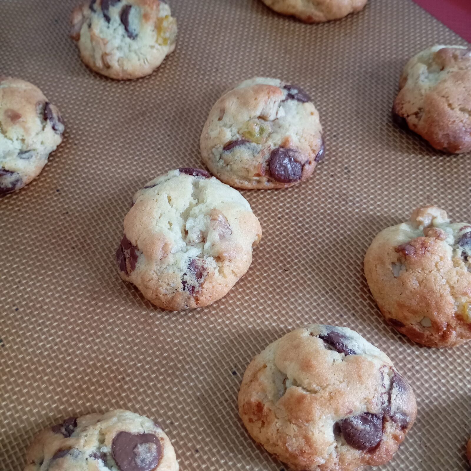 Cookies com gotas de chocolate recém-assados