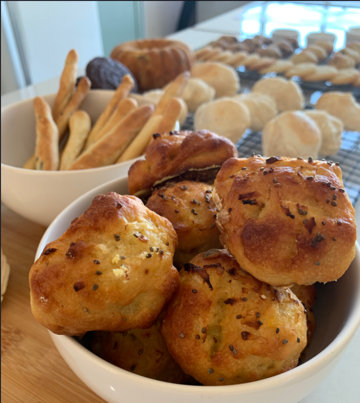 Pães e bolos fresquinhos saindo do forno