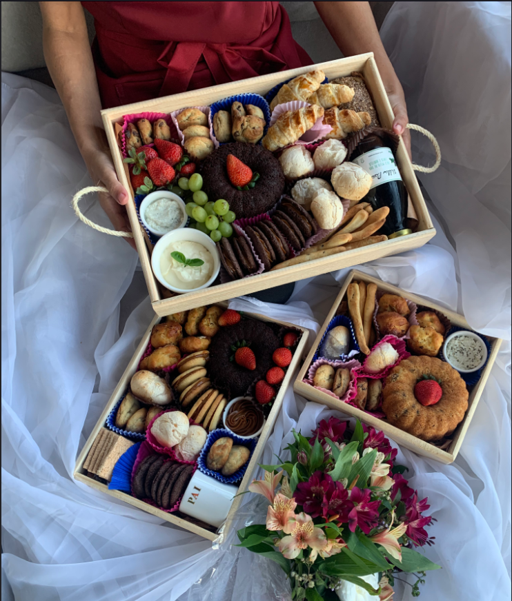 Montagem artesanal das cestas The Bake Box
